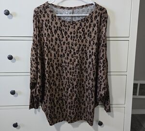 Chic Leopard Print Long Sleeve Top